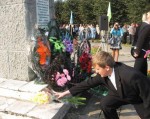 возложение цветов у памятника в Коссово