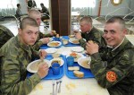 солдаты за едой